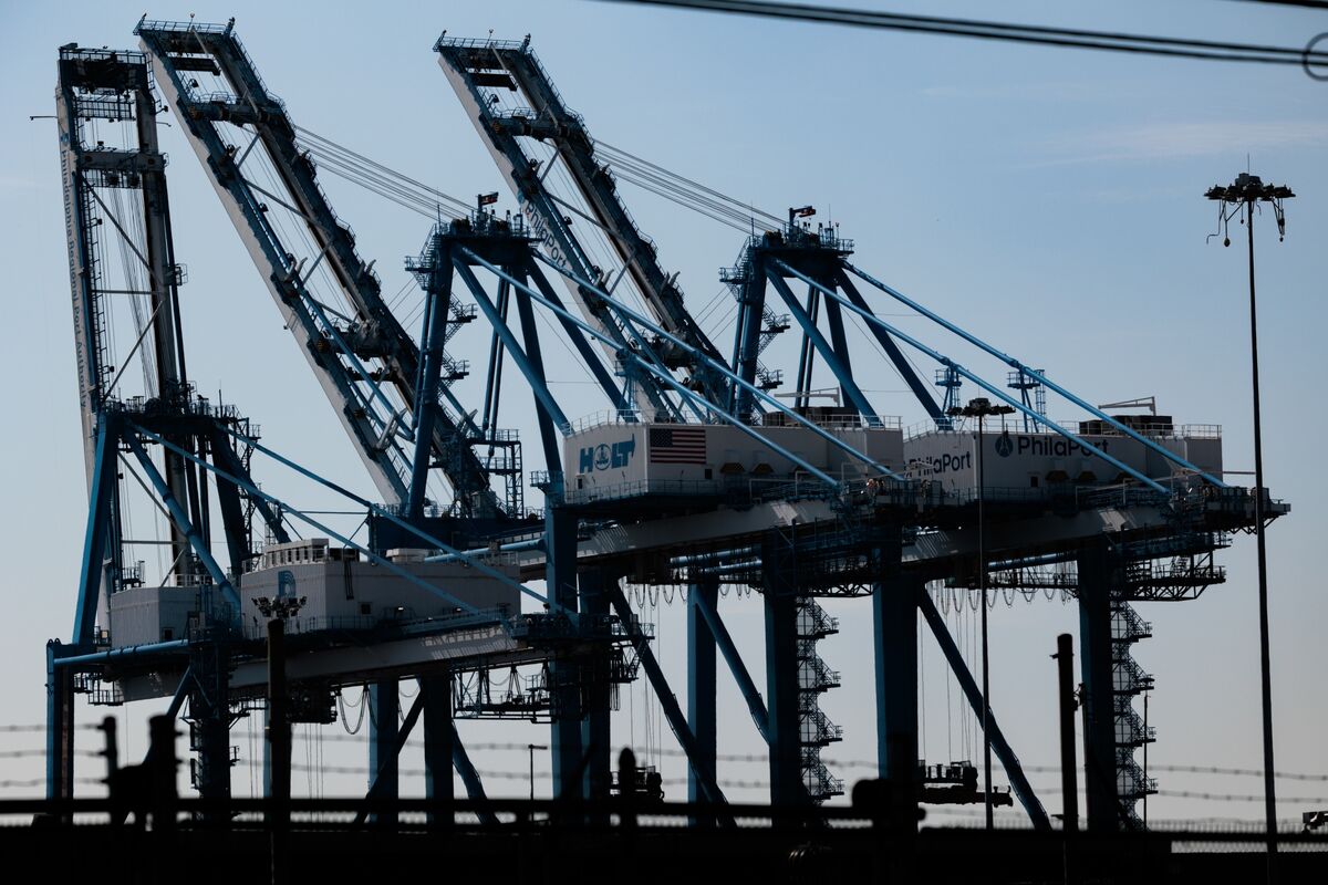 米国、財の貿易赤字が予想外に縮小－関税前の駆け込み消えて輸入減少