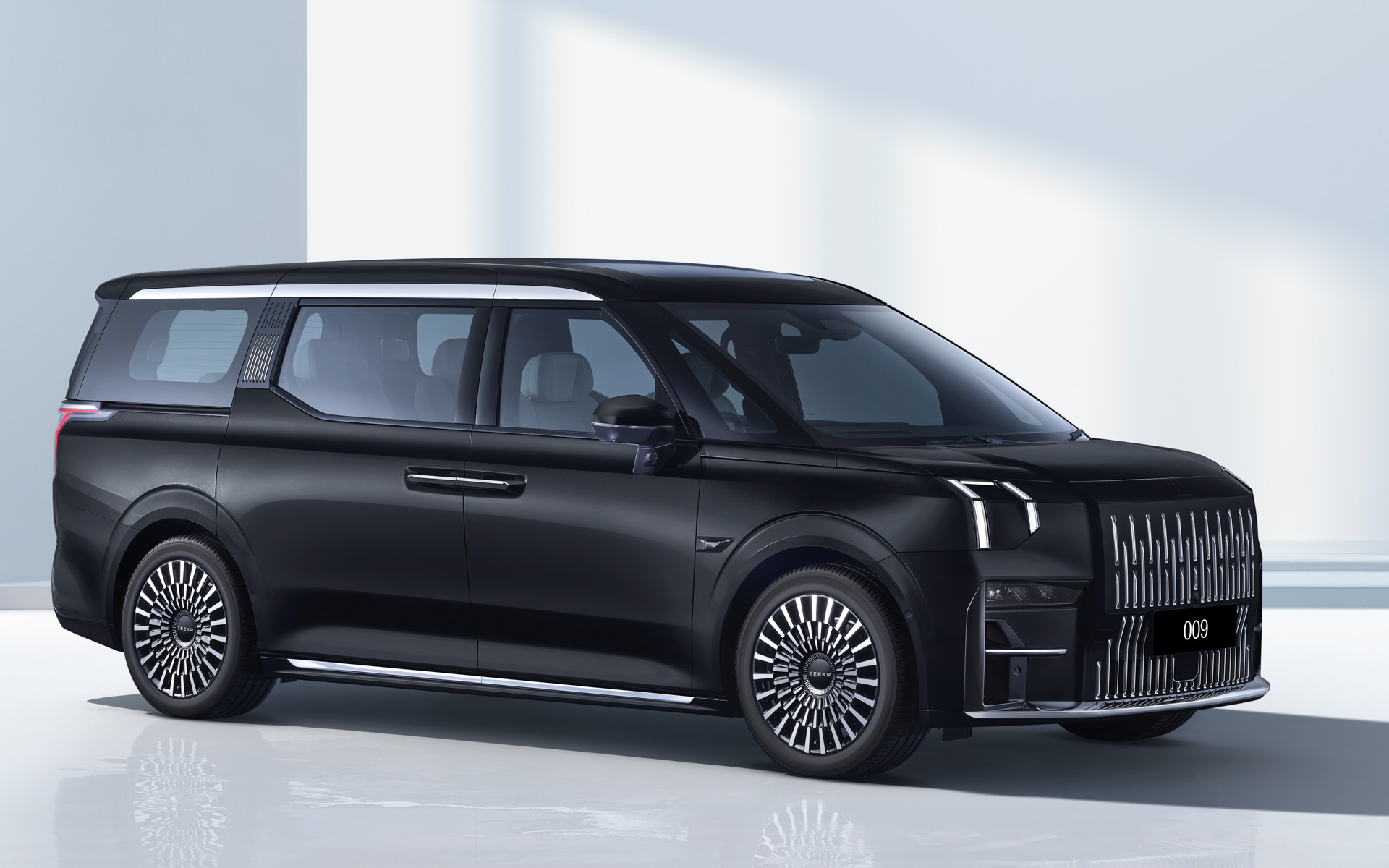 フォロフライ、高級EVミニバン「ZEEKR 009」をジャパンモビリティショー2025で公開
