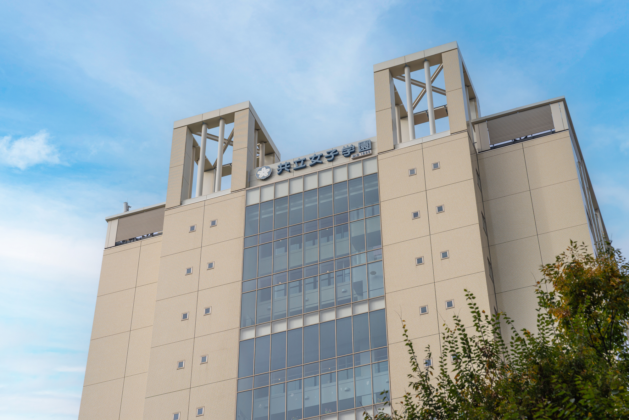 「皇居の近くなのでどこにでも行けます」 “立地が高評価な首都圏の大学”ランキング上位は…「周辺には行列ができるお店も多々」「アルバイトやサークル活動ができたのは立地のおかげ」