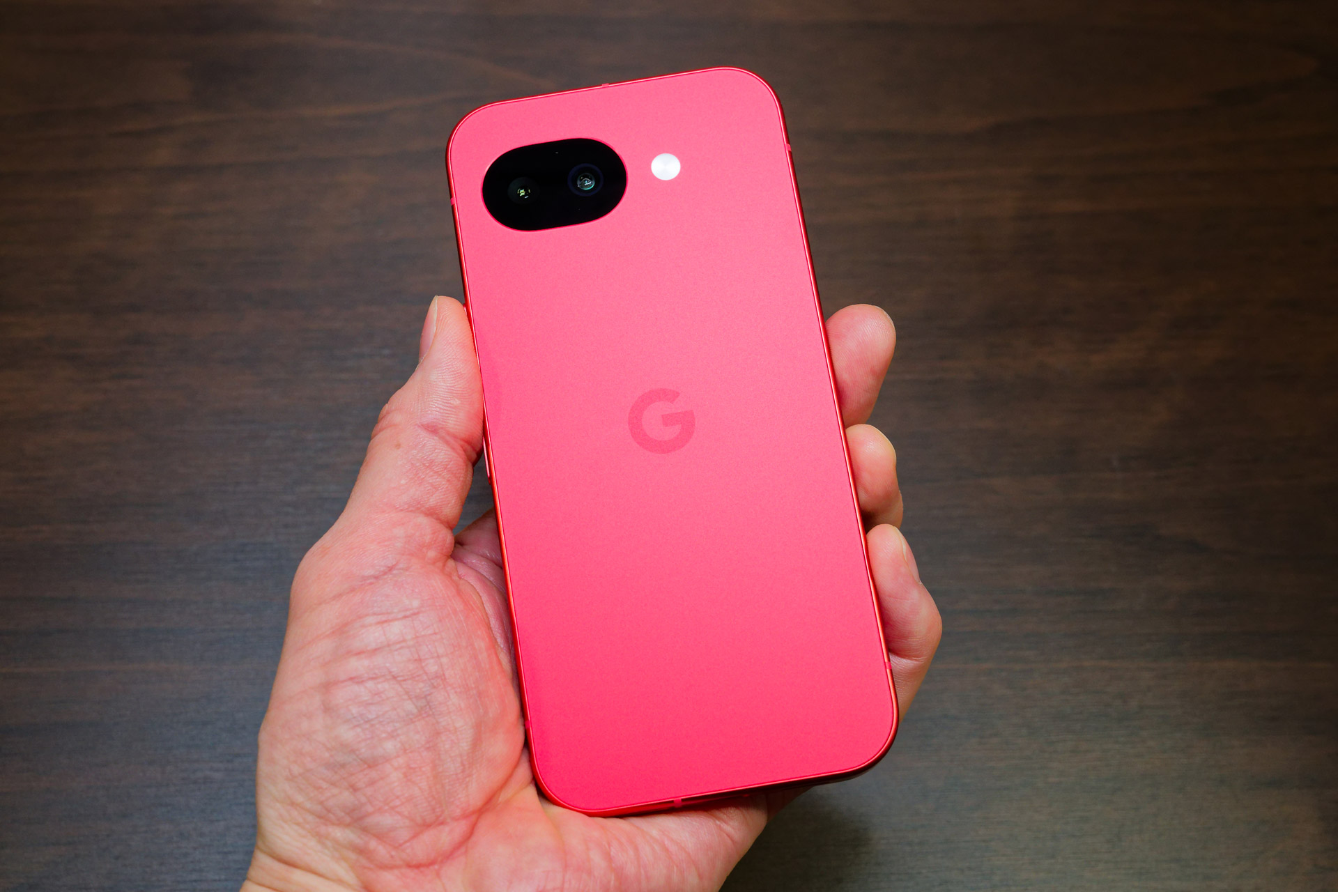 新しいGoogle Pixel 10a、一般のQi充電器が（それなりに）使える