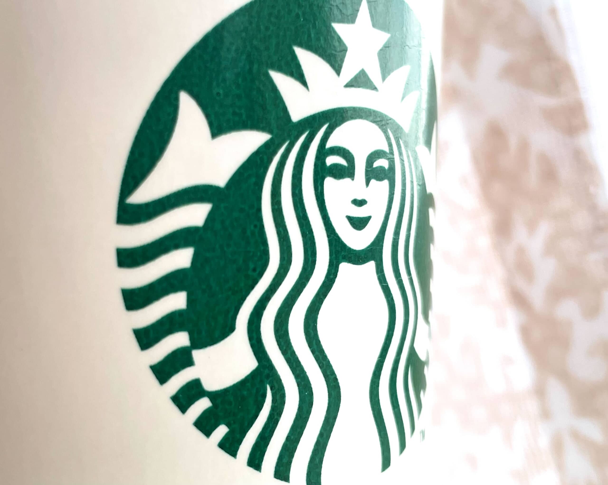 「お店で飲んでる気分になれる」 スタバの“マグカップ”が大人気 「コーヒーがより一層美味しく感じる」「容量がたっぷりで持ちやすい」