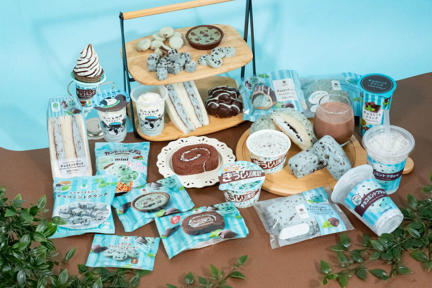 ファミリーマート「チョコミントスイーツ」“パリパリ”チョコチップ入りフラッペ＆たべる牧場アイスなど