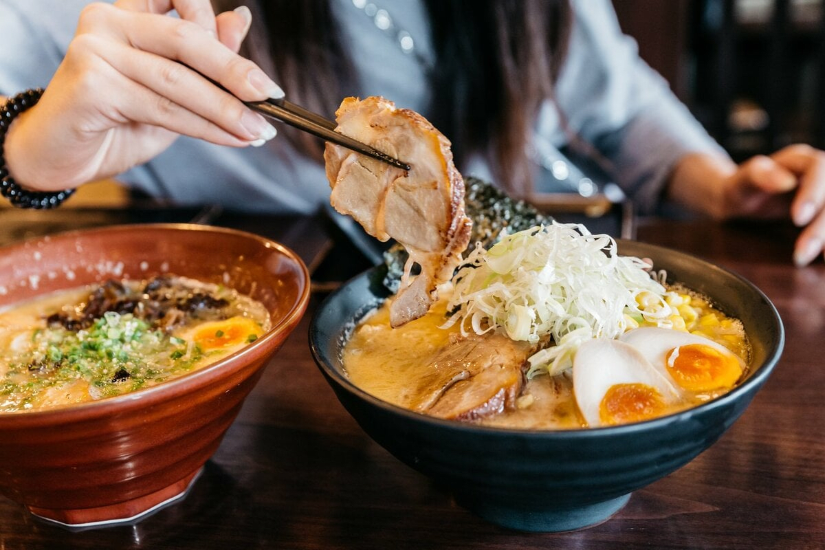 ラーメン一杯2千円でも「待ち時間をカネで買えるなら楽」 人気店で「ファストパス」導入が増えているワケ