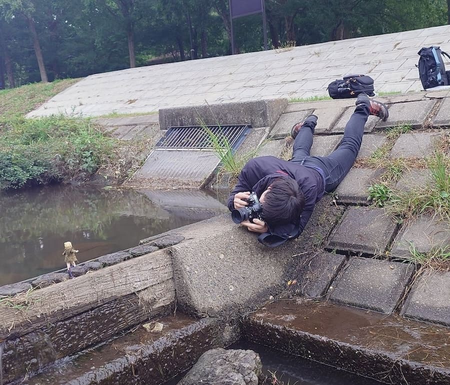 美少女プラモ写真の撮影裏側が話題 腹ばいで撮る「ご機嫌な人」に10万いいね