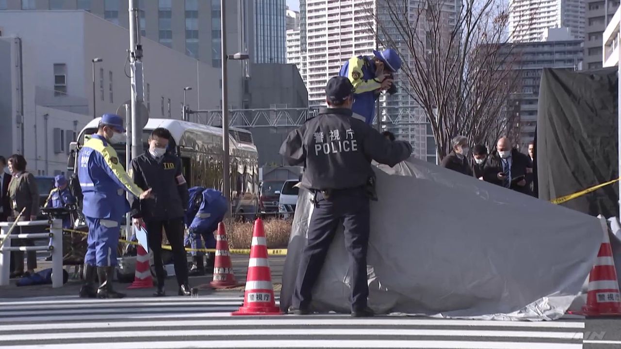 女性ひかれ死亡 逃走の男を確保