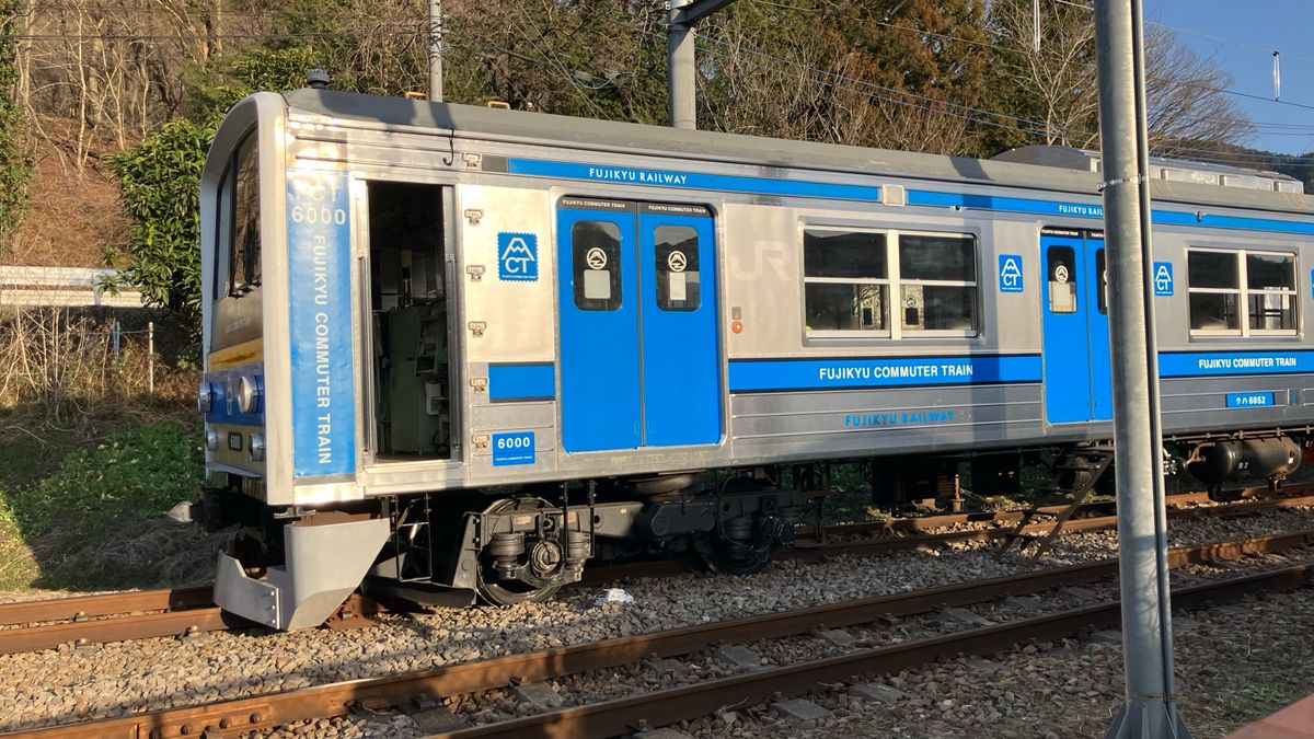 富士急行線で普通列車が脱線 都留市の田野倉駅で 乗客にけが人なし 観光客ら帰宅困難に 山梨