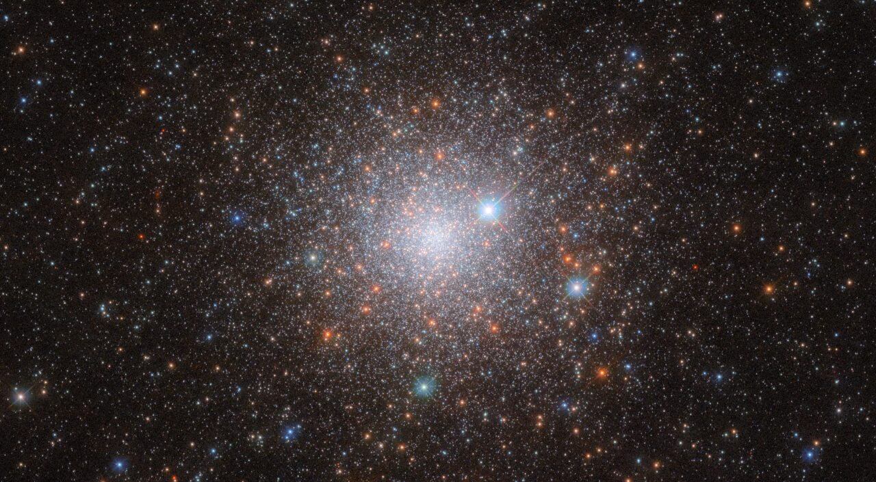 ハッブル宇宙望遠鏡が観測した大マゼラン雲の球状星団「NGC 1786」