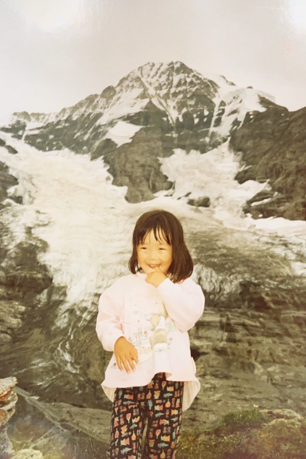 スイスの絶景で、27年前の「家族旅行の1枚」を再現 幼少期の写真を頼りに、夫婦でアルプスの山々巡り 探し当てた奇跡に「父も大喜び」