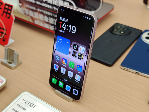 小型スマホブーム到来？ 「OnePlus 13T」はオリジナル機能も廃止