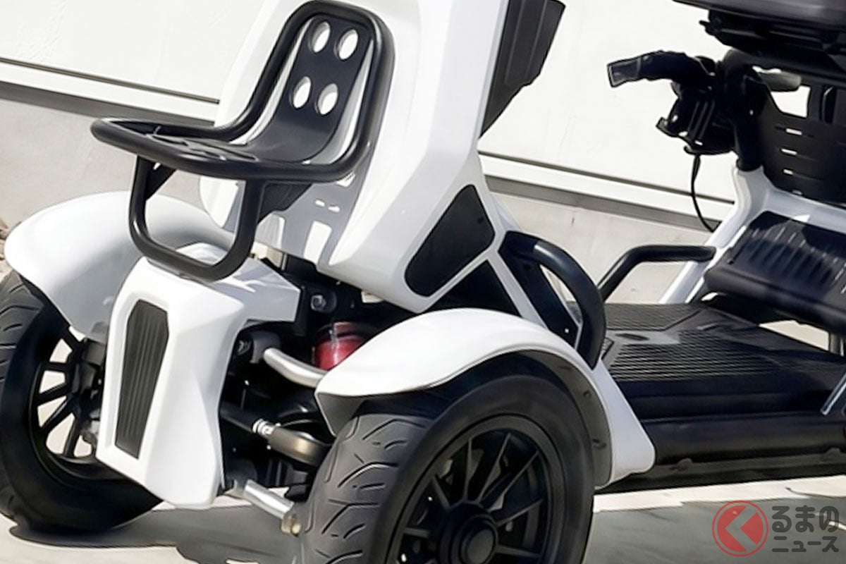 新車54万円！ 免許なしで乗れる新型「チビ軽トラ」発売に反響あり！ 「高齢者の移動手段にいい」「4輪で安心」と期待の声！ ガソリン代0円で"最大100km"走れるブレイズ「イーカーゴ」とは！