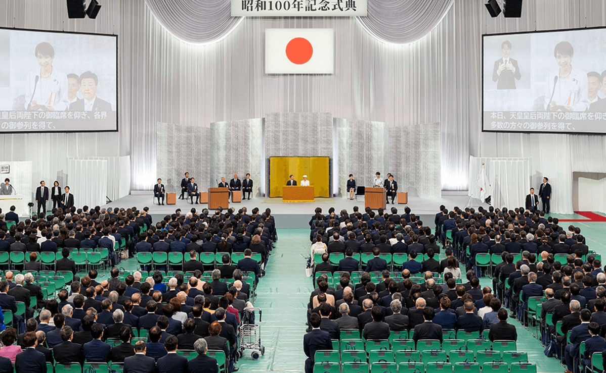 昭和100年記念式典：高市首相が陛下から主役を奪い保守派も激怒