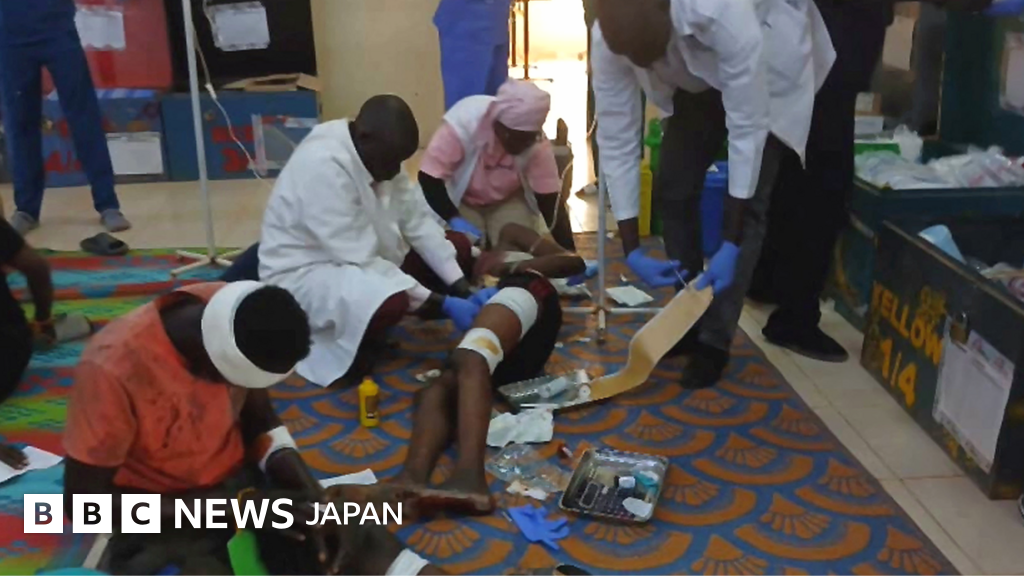 スーダン軍が葬儀参列者と燃料市場をドローン攻撃、300人以上死亡と情報筋