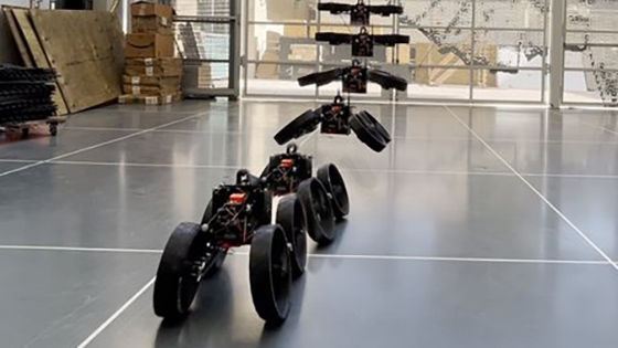 空中で変形して飛行形態から陸上モードに移行できるロボット「ATMO」が登場