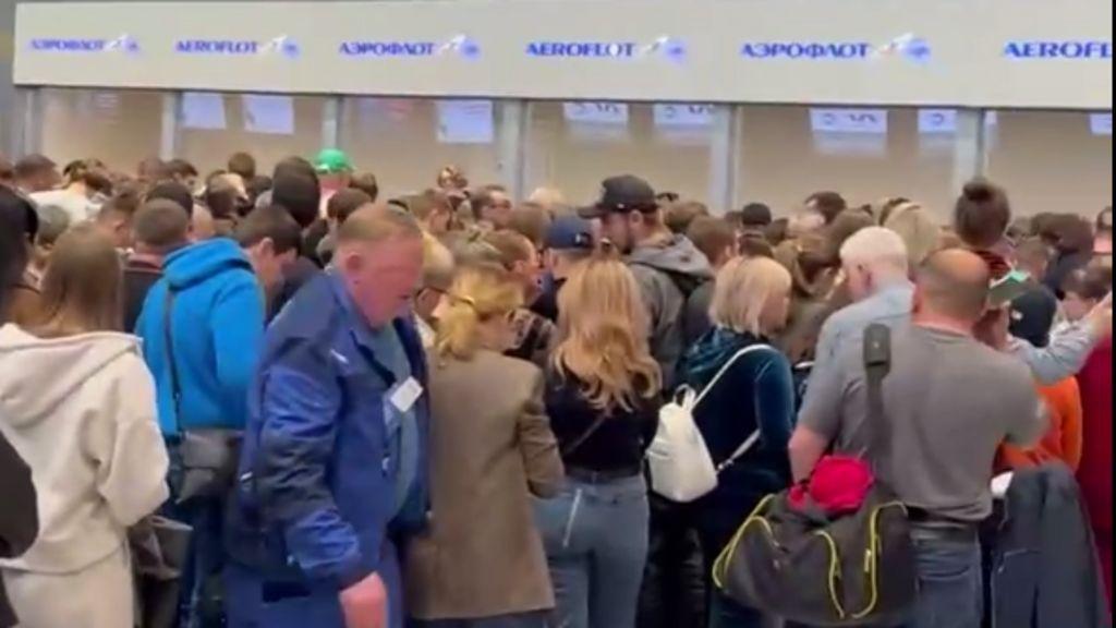 ロシアにウクライナが大規模ドローン攻撃 各地の空港で計6万人が足止め