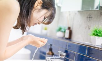 《最悪、失明の恐れも》目の健康のために避けたいNG習慣「目を洗う」「水を一気飲みする」「コンタクトをつけたままお風呂」 (1/1)
