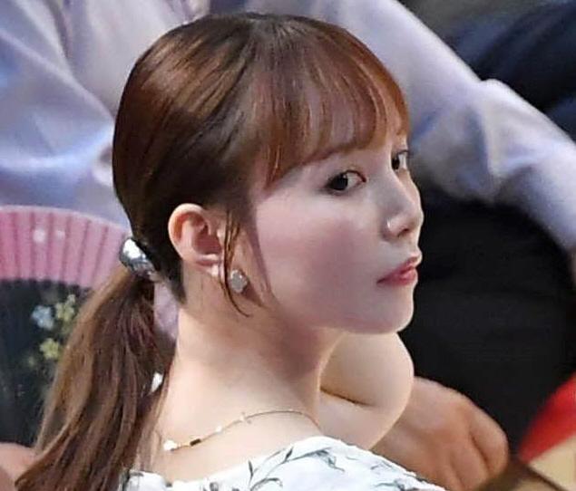 相撲観客席で「えらい美人」異彩の透明感美女、秋場所初日観戦報告「最高です！」肩チラワンピでしっとりと