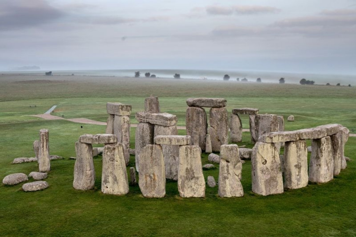 英ストーンヘンジの原型か 5000年前の木製構造物見つかる