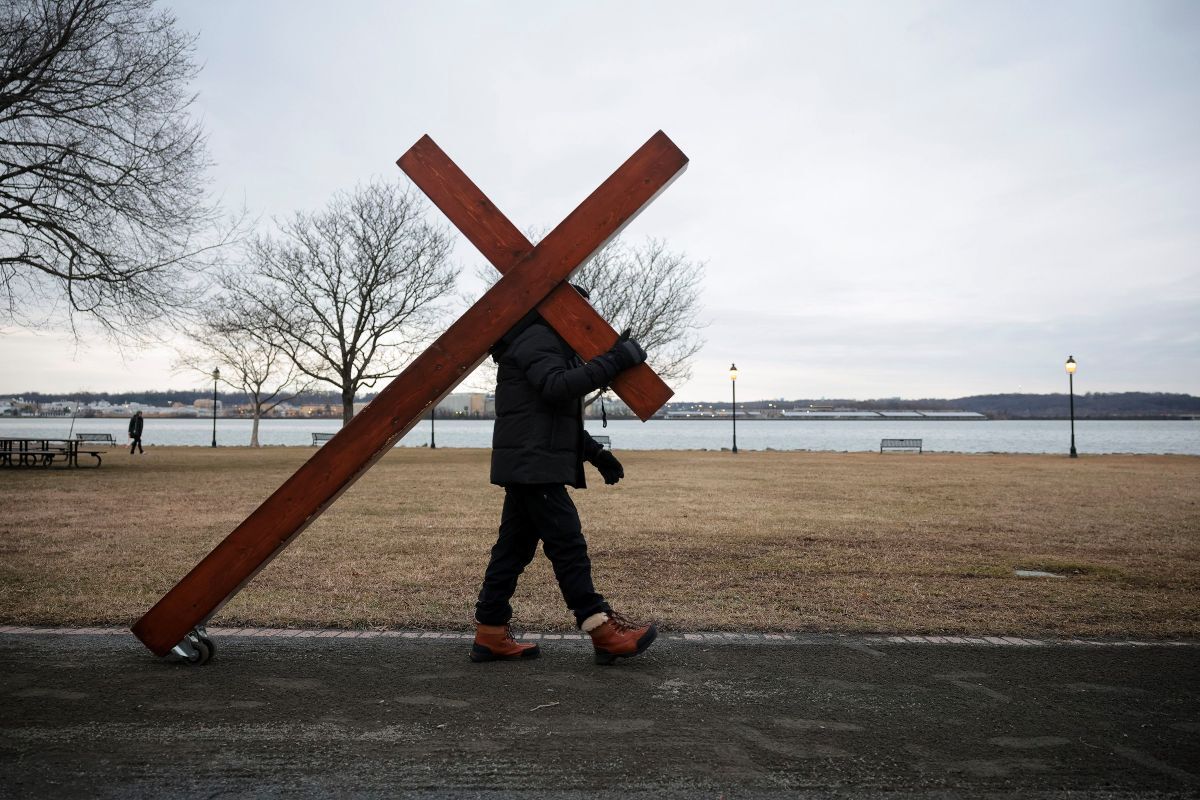 悲嘆に暮れる地域社会へやってくる3メートルの十字架、背負って歩く男性に話を聞く 米国