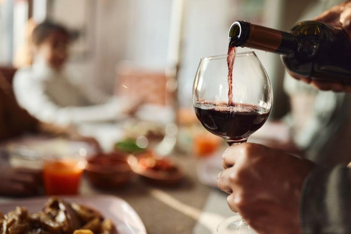 飲酒は量に関係なく認知症のリスク高める可能性 新研究