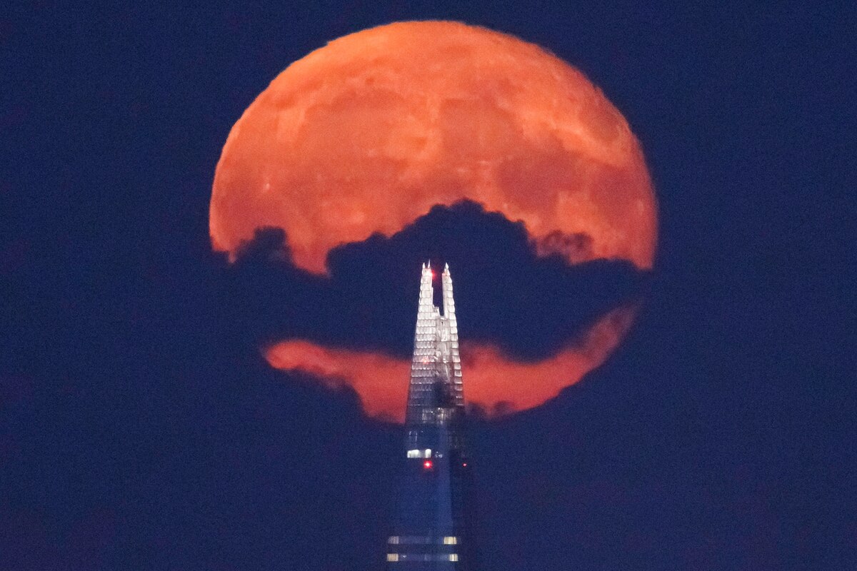 8月の星空6選：「チョウザメの満月」からペルセウス座流星群まで