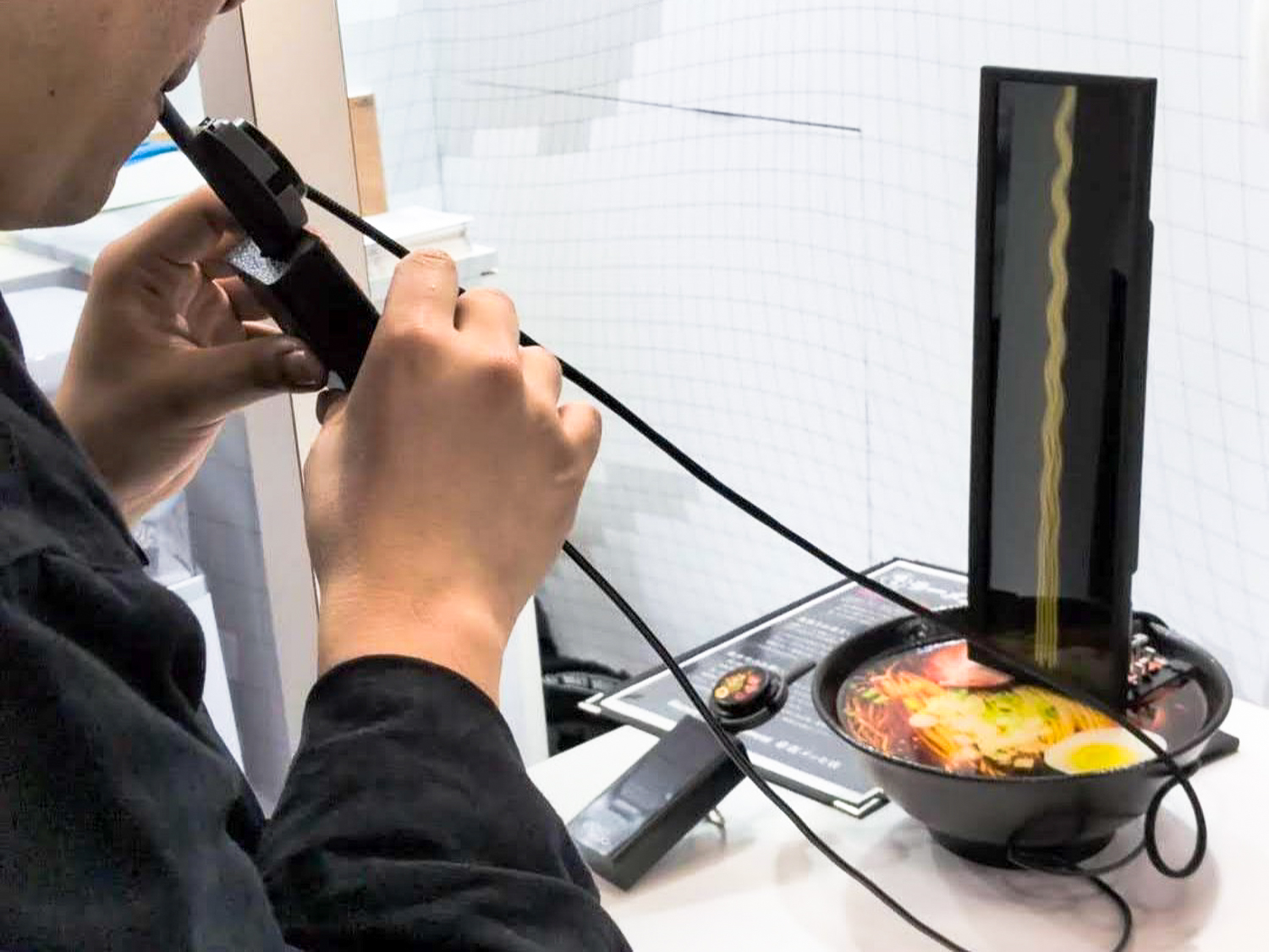 電通が「吸うラーメン」 ドラゴンの触り心地も再現【CEATEC 2026】