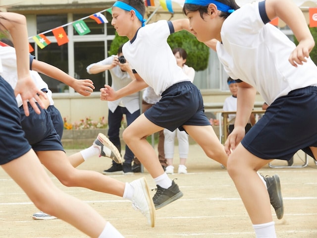 「徒競走でビリだった……」早生まれのハンデは褒め方次第で自信に変わるが「褒めるだけ」はダメ（All About）