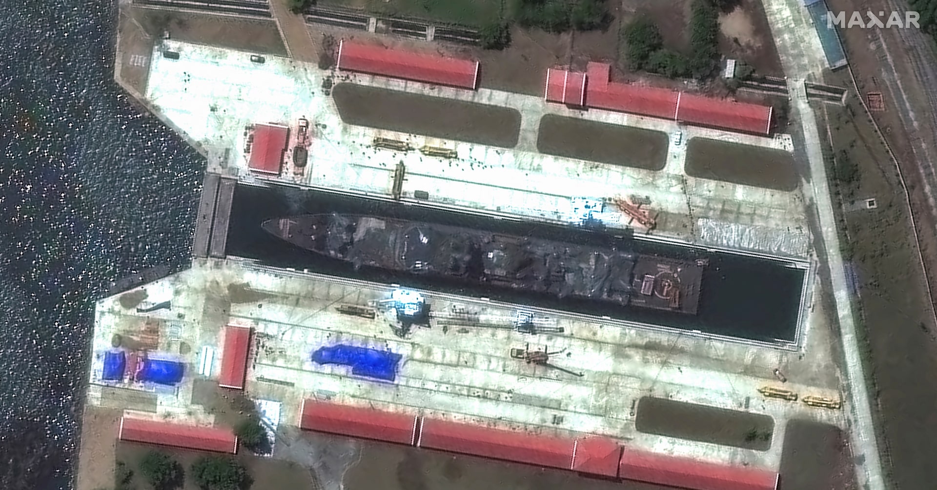 進水式で事故の北朝鮮駆逐艦、修理施設に到着＝米シンクタンク
