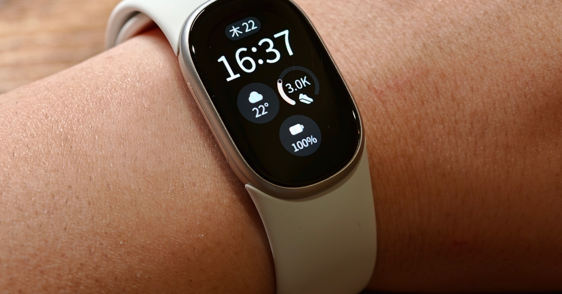 「Google Fitbit Edge」先行レビュー：画面付き、Google マップ対応の実力は？ Fitbit Airとの1万円差を検証する（1/3 ページ）