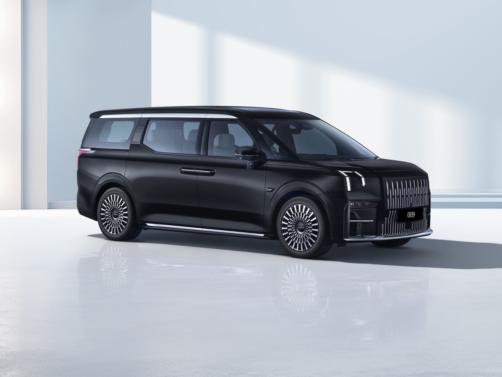 フォロフライ、ラグジュアリーEV「ZEEKR 009」の国内展開を発表