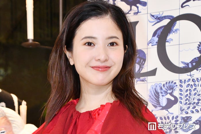 吉高由里子、“同じ中学校だった”美人女優との2ショット公開「知らなかった」「学校のレベル高すぎ」と驚きの声