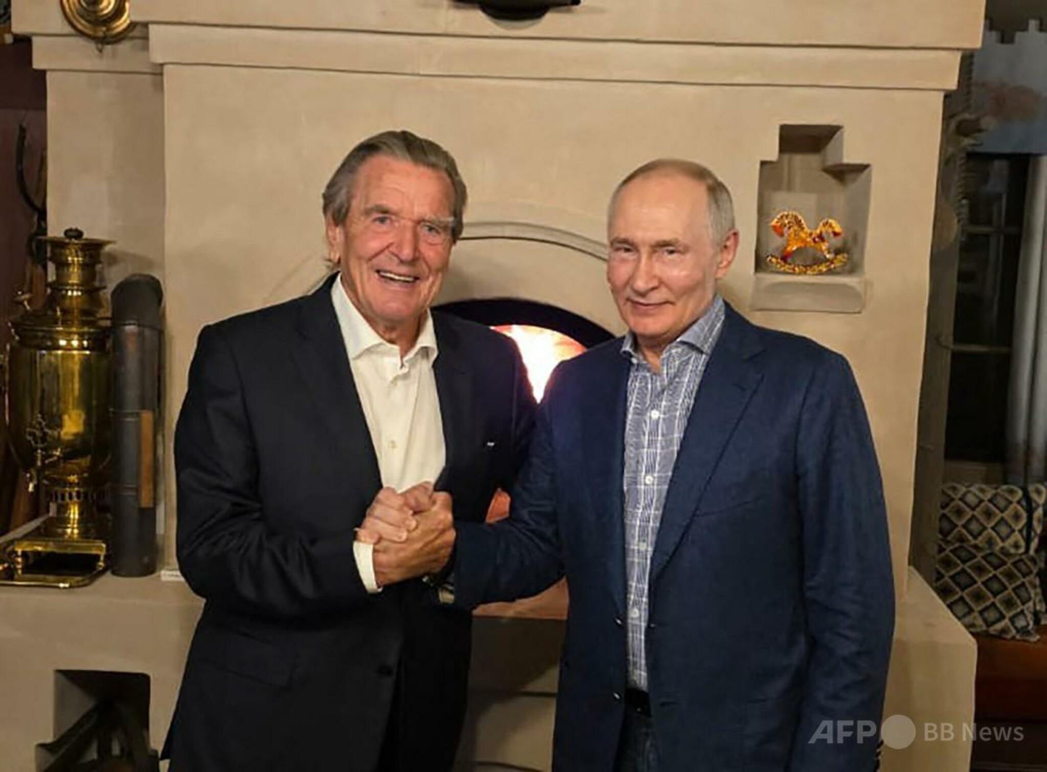 シュレーダー元独首相、プーチン氏の誕生会に出席 メルツ氏激怒「全く不道徳」