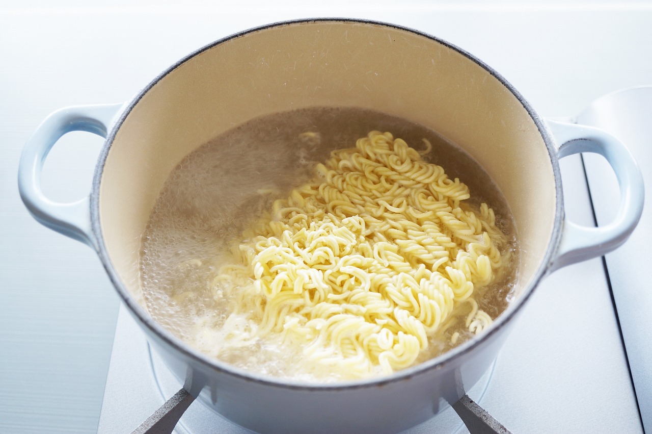 「懐かしくて安心するウマさ」 男性が選ぶ“人にすすめたい袋麺ブランド”1位に絶賛の声 「大人になって舌が肥えてもずっと美味しい」「子供の頃から変わらない味」