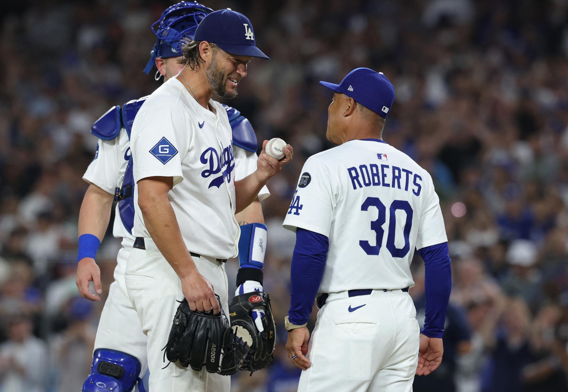 「何でも好きにやっていいとMLB機構の許可を取っていた」今季限り引退カーショーの本拠地ラスト登板での「粋な演出」に采配ミス続きで批判を浴びていたロバーツ監督の評価がV字回復？！（RONSPO）