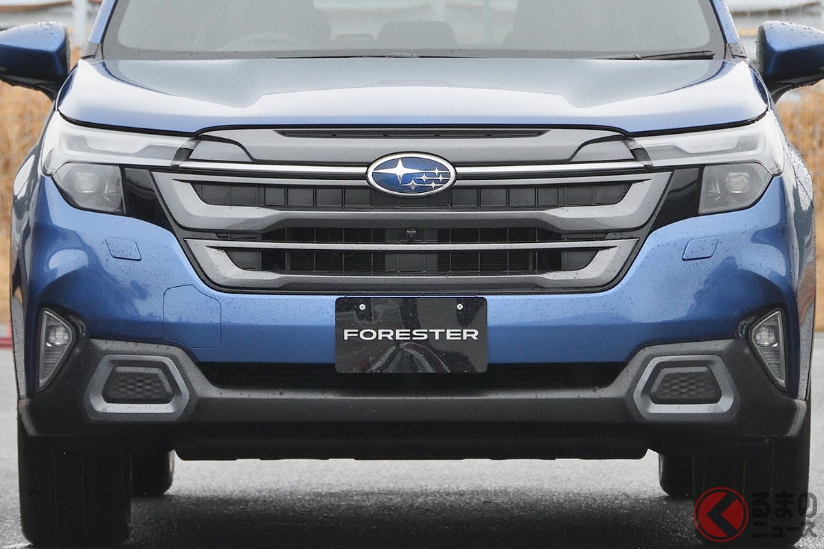 スバル新型「フォレスター」がスゴイ！ 世界初の「画期的な安全装置」＆歴代初の「低燃費パワトレ」採用！ 斬新“2トーンカラー”も目を惹く最新SUV採用された「新技術」とは？