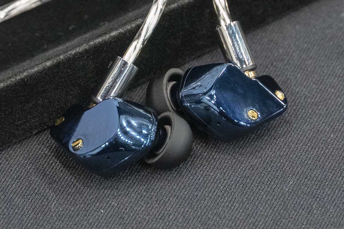 ＜ポタフェス＞final新イヤホン「A8000 DC」世界初公開／PHILIPS、レトロデザインのラジオ付きBTスピーカー