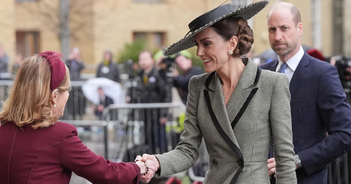 キャサリン皇太子妃、史上初の女性カンタベリー大主教の就任式にウィリアム皇太子とともに出席。シックな装いに際立つ、大きなつば広ハットが注目の的に！ - セレブニュース