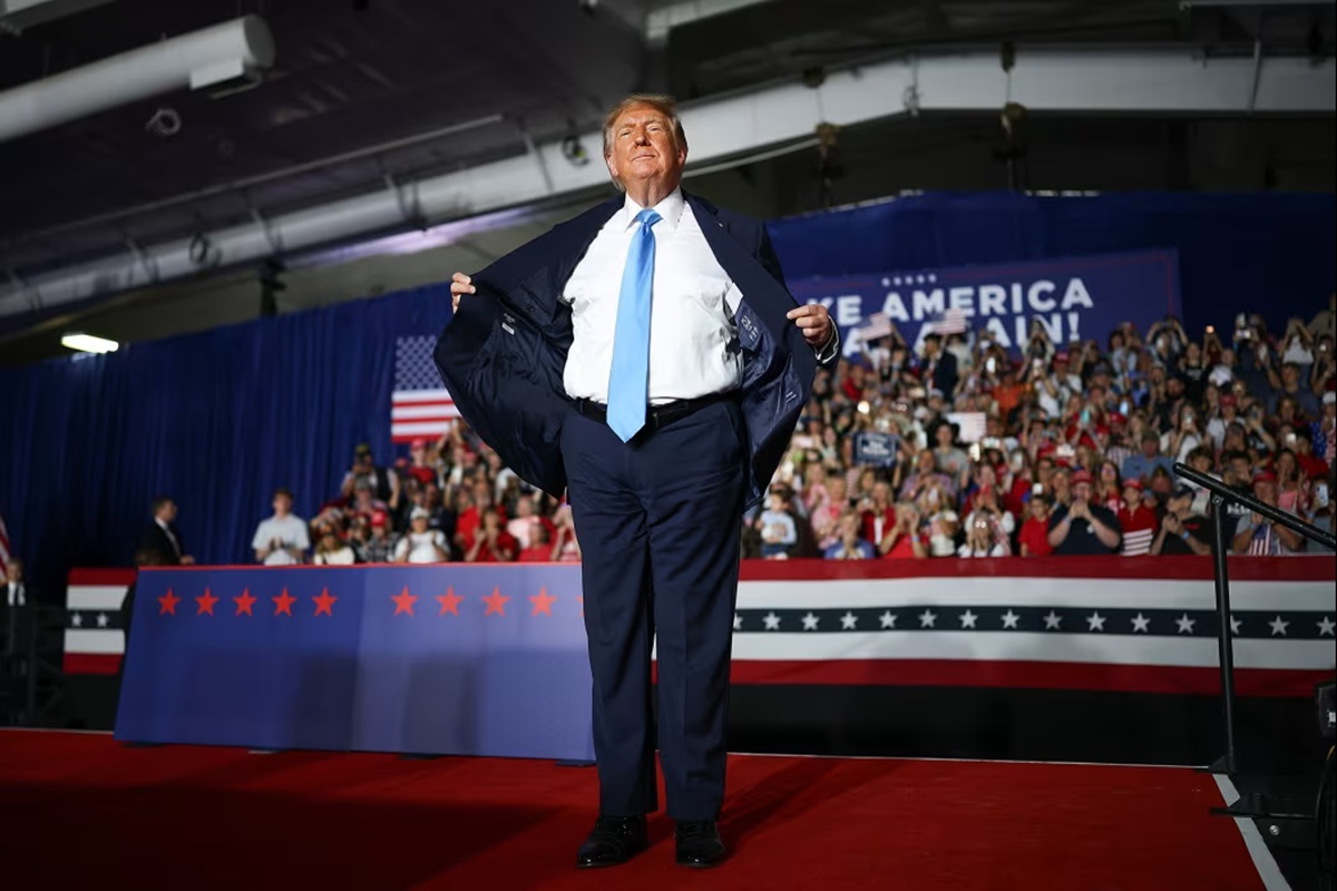 【分析】トランプ氏のらしくない「安物」スーツ、ちぐはぐな装いに浮上する疑問（CNN.co.jp）