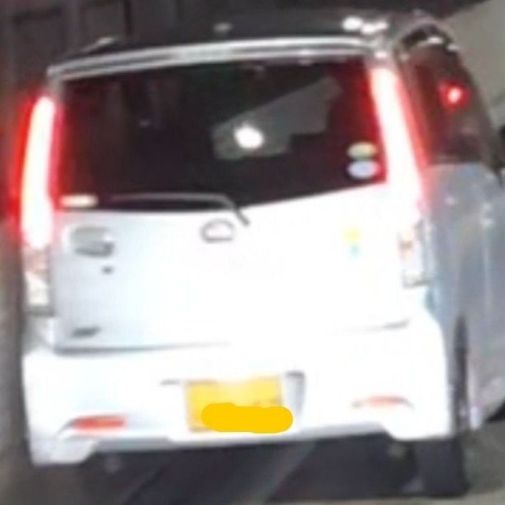 このままでは事故が起きる…高速道路で蛇行する軽自動車 壁にも接触 トラック運転手が30キロ追走 発炎筒で危険知らせ…走行中に110番