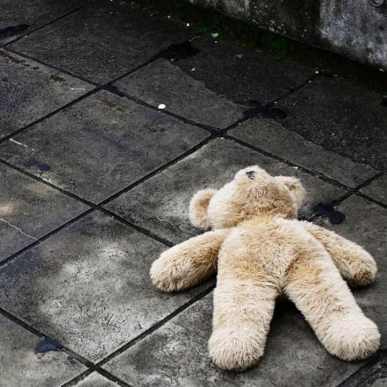 「娘はどこ？」買い物中に2歳女児が行方不明→川底まで探しても見つからない…両親も納得できなかった「警察の捜査」に批判殺到（昭和56年・海外の事件）（文春オンライン）