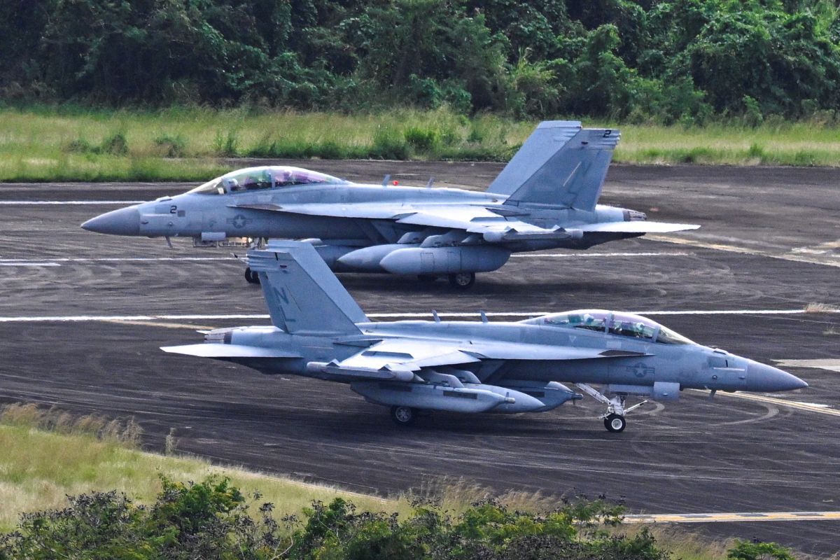 米軍航空ショーで墜落事故、210億円相当の機体喪失 リスク冒し開催する理由は