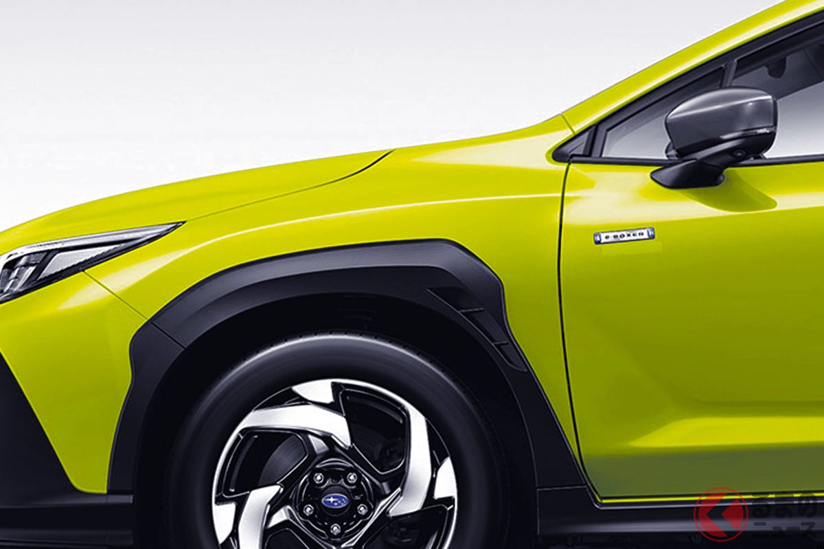 新車301万円！ スバル新「"小さな"水平対向SUV」に反響続々！ "軽自動車"からのステップアップに「ちょうどいい」コンパクトサイズが魅力的！ 日常からアウトドアまで大活躍の「新クロストレック」販売店の本音とは！