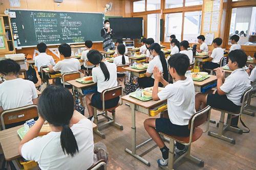 給食無償化「しない」という選択 鹿児島県東串良町 元酪農家町長が語る1000円「いただく」真意とは