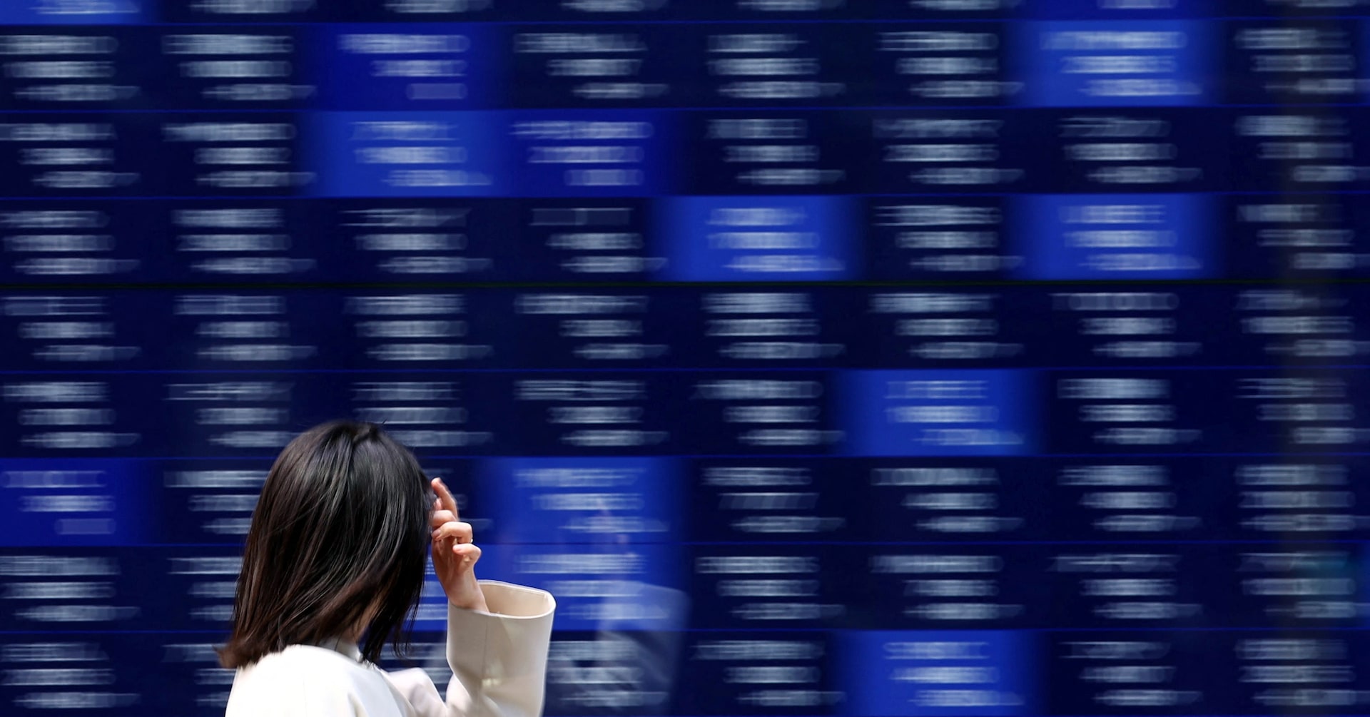 午前の日経平均は続落、円高進行を警戒 米国債格下げで