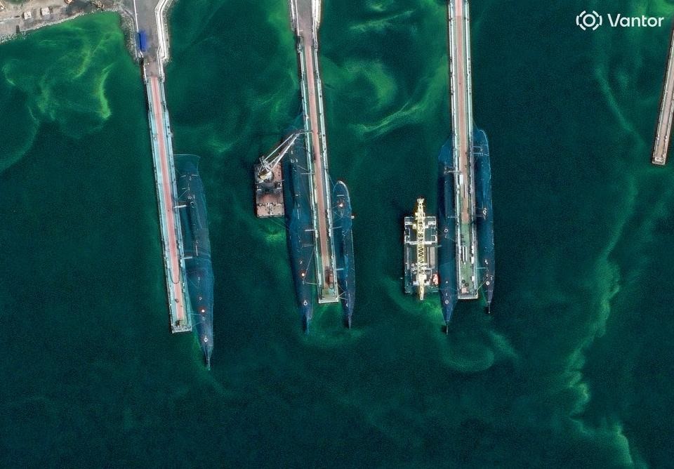 【衛星画像】ロシアは極東基地の潜水艦まで、ドローン対策ネットで覆っている（海外）（BUSINESS INSIDER JAPAN）