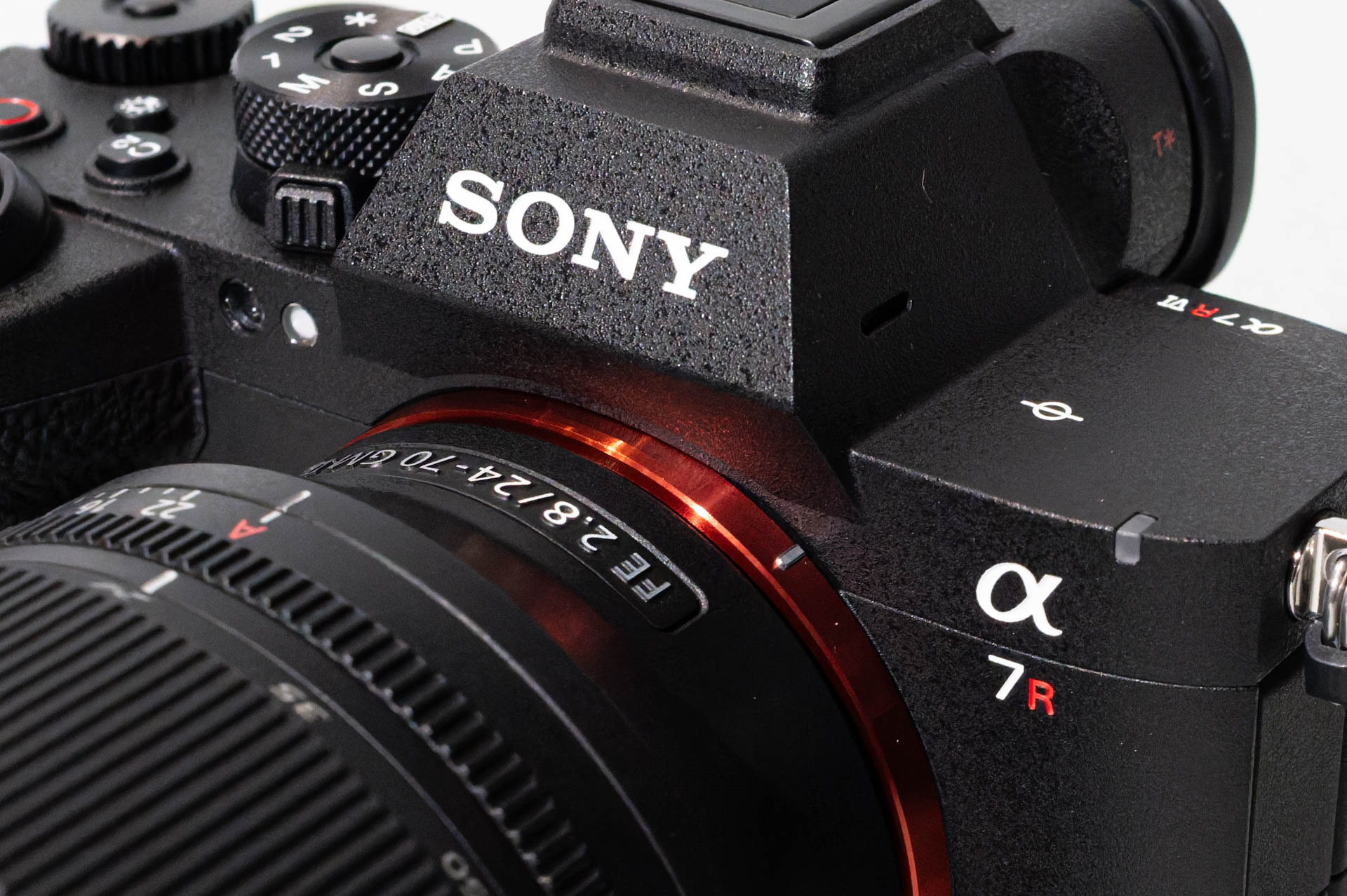 ソニー「α7R VI」「FE 100-400mm F4.5 GM OSS」の実機をチェック。進化の理由を聞いてきた
