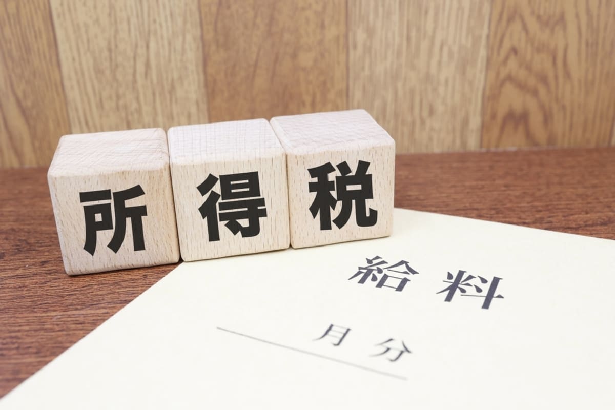 2027年から“所得税”が「1％増税」される!?「年収700万円」で家計はカツカツなのに、これ以上“税金を取る”のはナゼ？ 創設される「防衛特別所得税」の税負担をシミュレーション