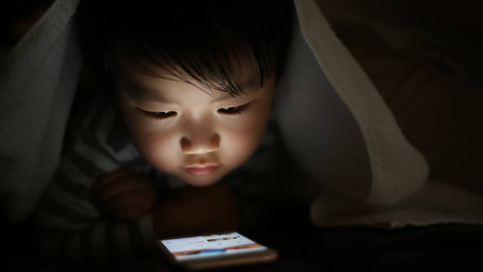 12歳までにスマホを持つ子ども、『うつ・肥満・睡眠不足リスク』が増加｜最新研究で明らかに（ヨガジャーナルオンライン）