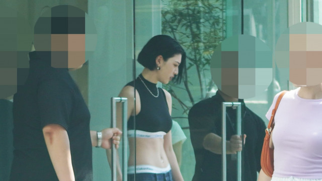 「え！うそ」三吉彩花が原宿の雑踏をセクシーファッションで闊歩！ 通行人もびっくりの超絶スタイル