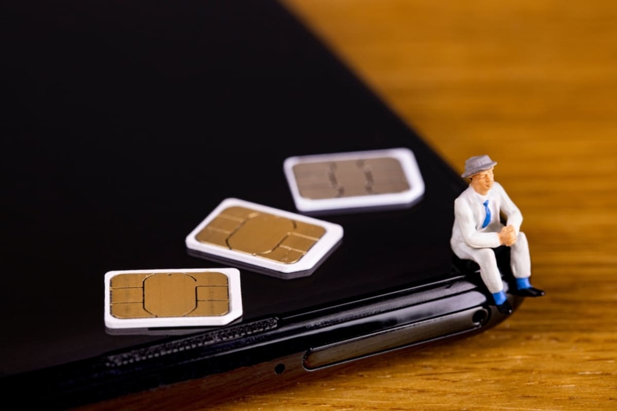 ブランド志向でいまだに「格安SIM」への乗り換えに抵抗が…。月1万円以上スマホ代にかかっているなら乗り換えたほうがいい？（ファイナンシャルフィールド）