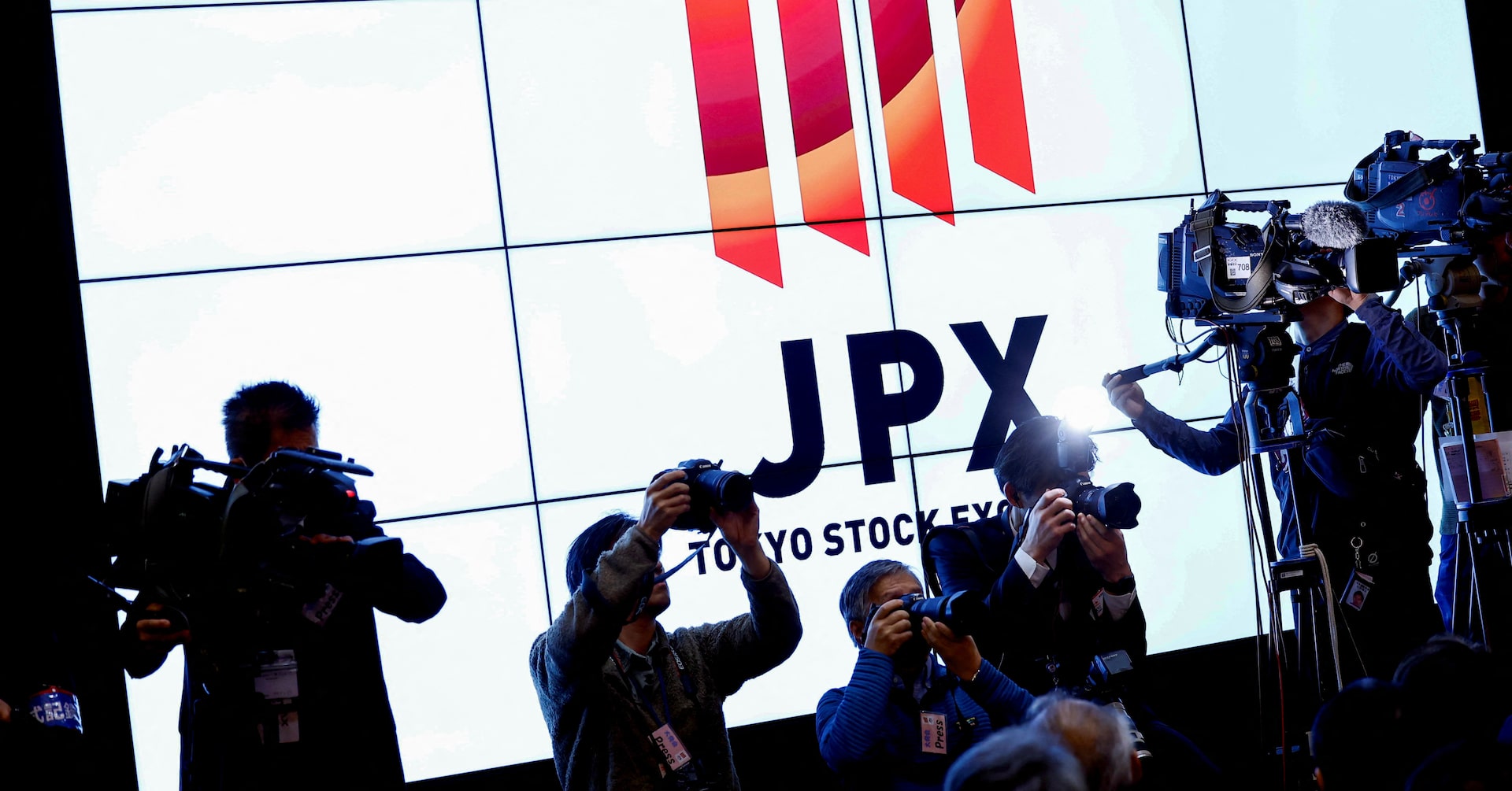 日経平均は3日続伸、金利低下や円安が追い風